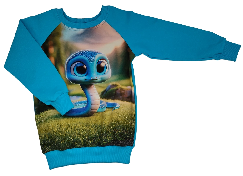 Dětská modrá mikina s malým kresleným hadem v přírodě