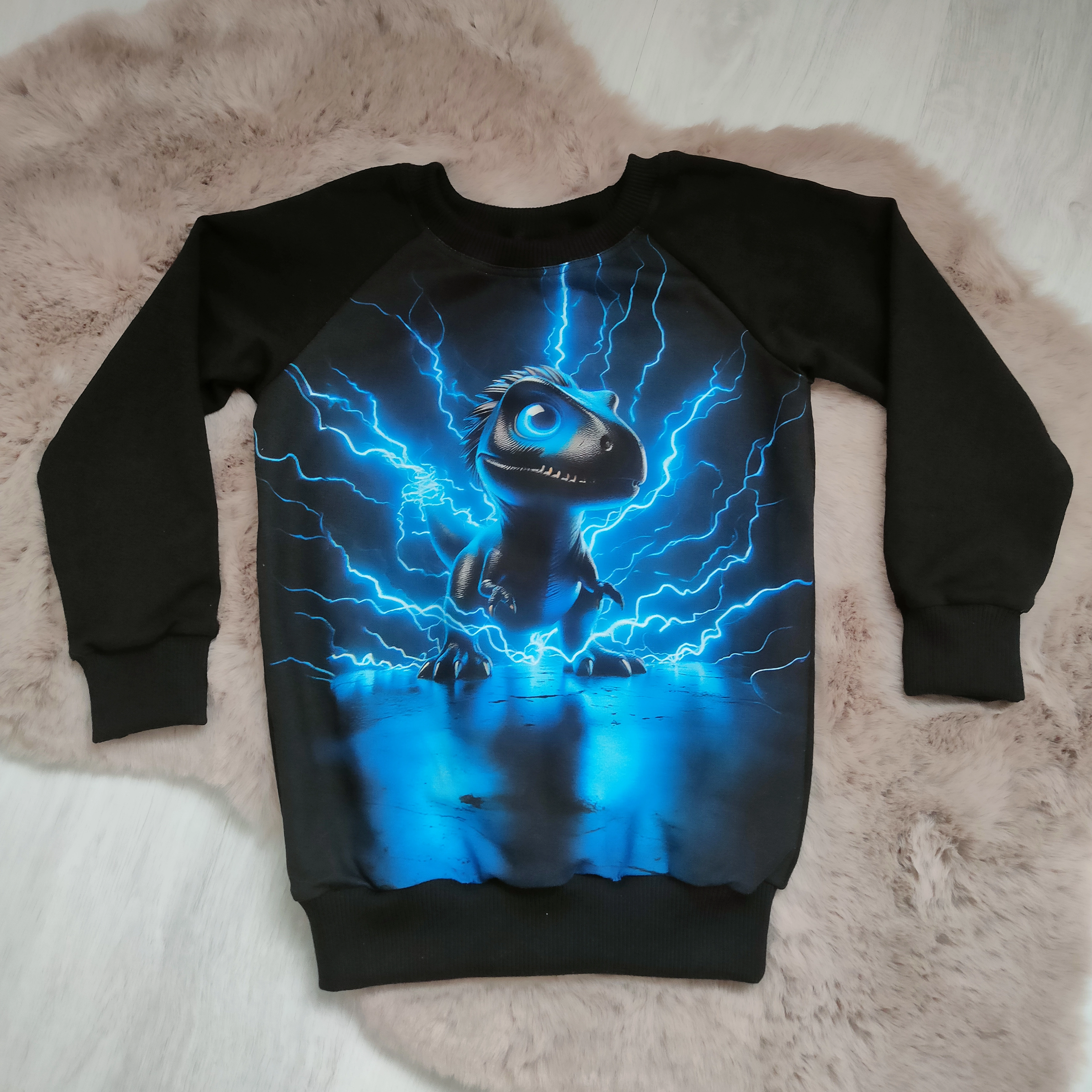 Dětská černá mikina s kresleným dinosaurem a modrými blesky